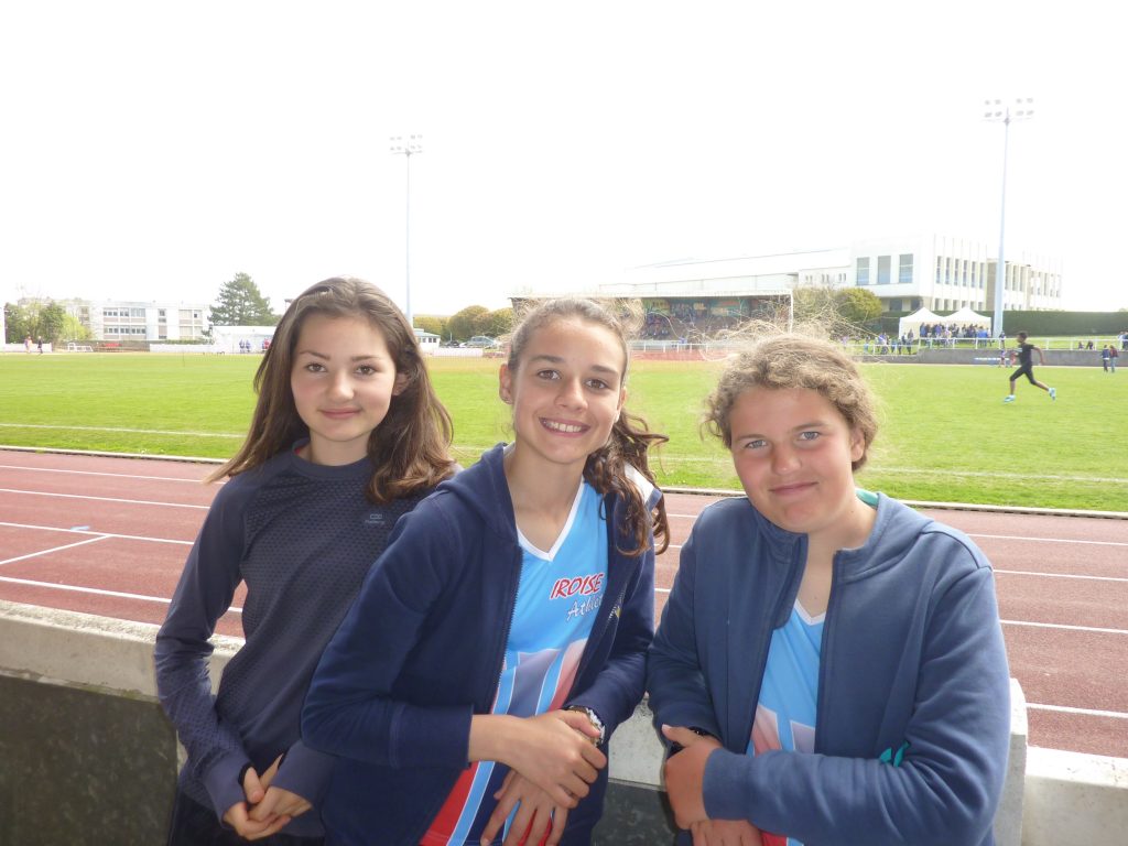 Maëlys, Jeanne et Marie sur le stade de Morlaix